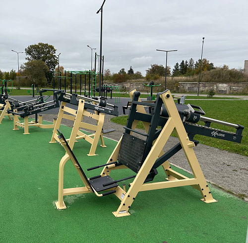 Improve your training with innovative machines with built-in weights