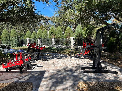 Improve your training with innovative machines with built-in weights