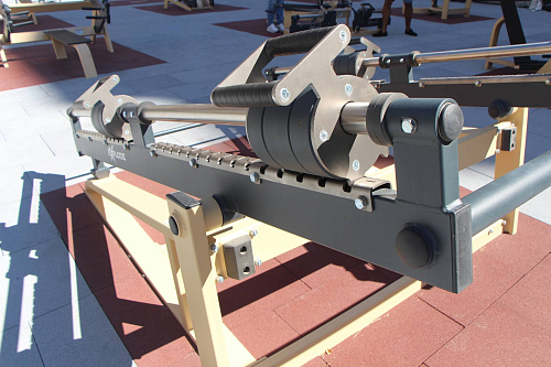 Improve your training with innovative machines with built-in weights