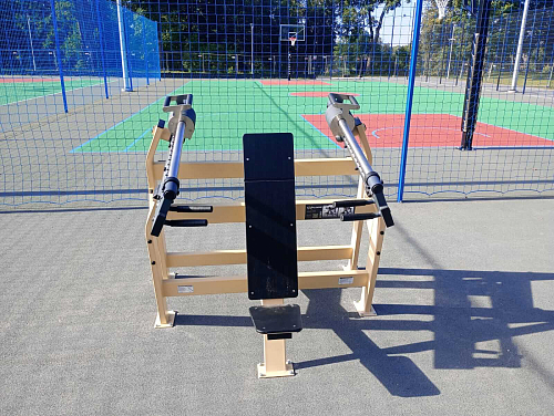 Improve your training with innovative machines with built-in weights